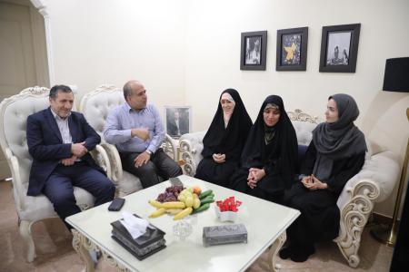 خضریان و رضوانی نمایندگان مردم تهران با خانواده شهید علی توده فلاح دیدار کردند