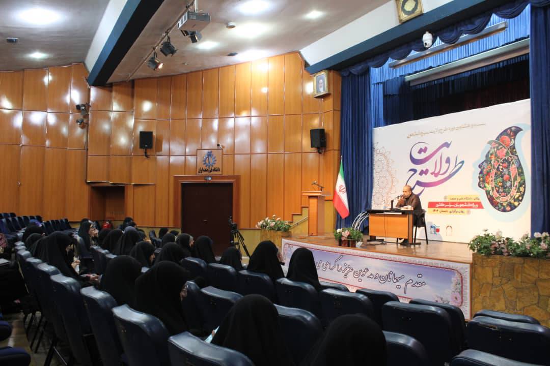 علی خضریان در جمع دانشجویان دختر دانشگاه علم و صنعت