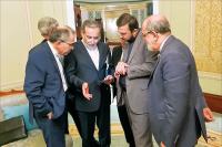 تناقض دیپلمات‌ها